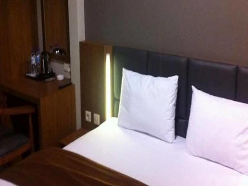 Votel Viure Hotel Jogjakarta Maguwo Dış mekan fotoğraf